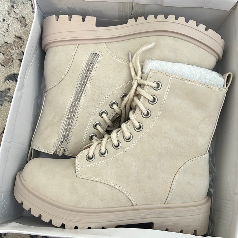 New in box size 7.5 combat booties